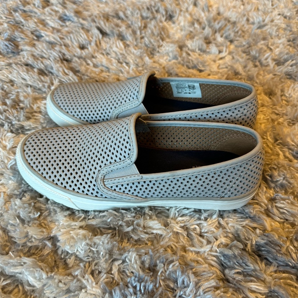 Sperry light gray perforated leather top. Slip on. Women’s size 6. EUC!